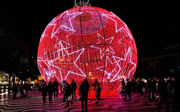 Огромный подсвечиваемый рождественский шар на площади Россио в Лиссабоне