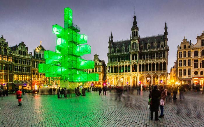 Световая инсталляция заменила в этом году место традиционной елки на главной площади в Брюсселе