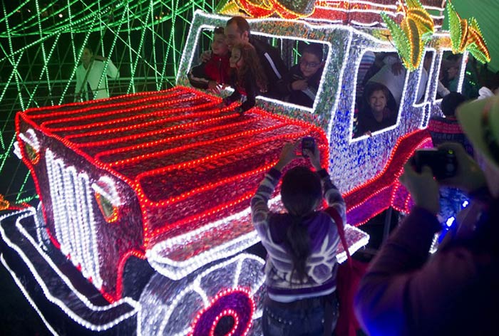 Посетители рождественской выставки в Медельине во время ежегодного Фестиваля огней