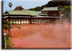 Кровавое озеро горячего источника в Бэппу (Япония)