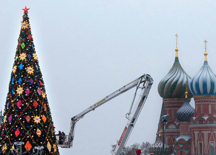 Рабочие наряжают елку на Красной площади в Москве