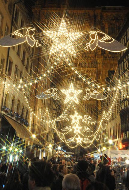Красивые рождественские украшения на улице в Страсбурге