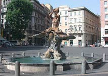 Фонтан Тритона на Пьяцца Барберини в Риме Италия