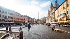 Вид на южную сторону площади Навона в Риме Италия