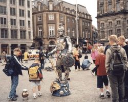 живые статуи и в Амстердаме мешают туристам