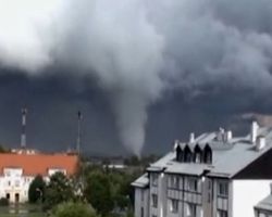 разрушенная торнадо недвижимость в Польше