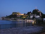 Северная сторона старой крепости ночью на острове Корфу