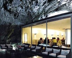дешево продан подземный отель в Швейцарии