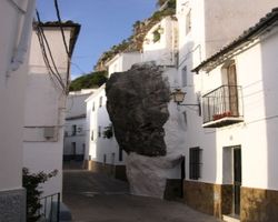 дом на камне в Испании