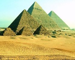 пирамиды в Египте являются популярным местом для британских туристов